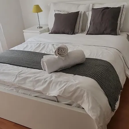 3 Minutes Walking From Train Station Apartment *