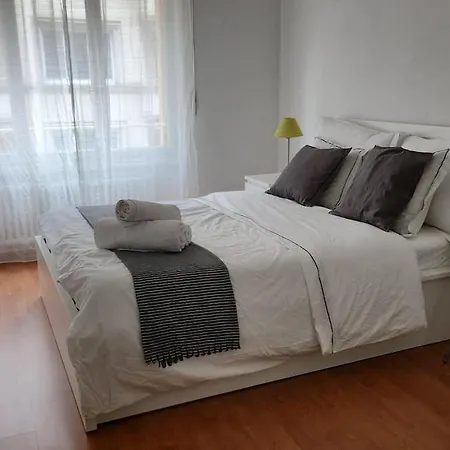 3 Minutes Walking From Train Station Apartment *